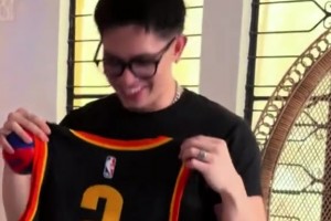 “这反应太真实了～球迷在得到SGA球衣后感动落泪”
